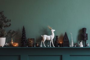 Picture of a shelf with Christmas decorations in front of a green wall